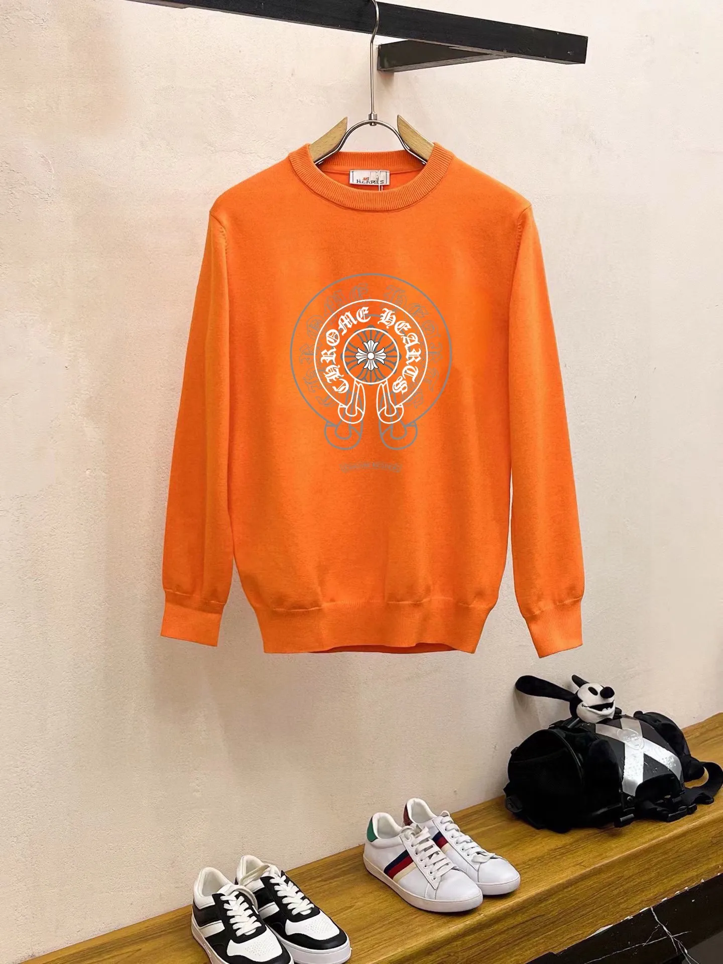 🅿️240 【ChampionHearts】Autumn and winter classic round neck pullover sweater, in full condition! ! ! Wool blended fabric, the latest model in 2025, golden ratio! ! Slim-fitting soft gold, versatile and practical item, the combination and practicality are extremely powerful, simple and elegant, and classy! To create your own style, it is highly recommended to buy it in two colors. The standard slim fit tailoring process is suitable for both young and old men. It is knitted from wool and will not cause any discomfort! While keeping warm, it is stylish, textured and wearable, and the classic logo with contrasting colors on the chest feels in place! ! Recommended for regular customers! ! Size M-3XL (maximum wear: 190 pounds)